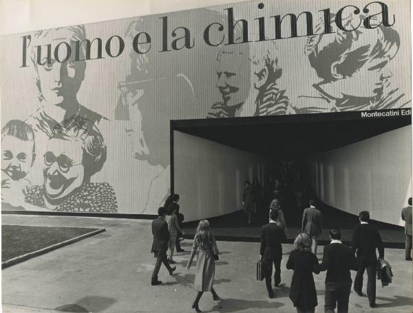 Milano - Fiera campionaria del 1969 - Padiglione Montedison - Mostra "l'uomo e la chimica" - Esterno - Ingresso - Visitatori