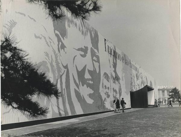 Milano - Fiera campionaria del 1969 - Padiglione Montedison - Mostra "l'uomo e la chimica" - Esterno - Ingresso - Visitatori