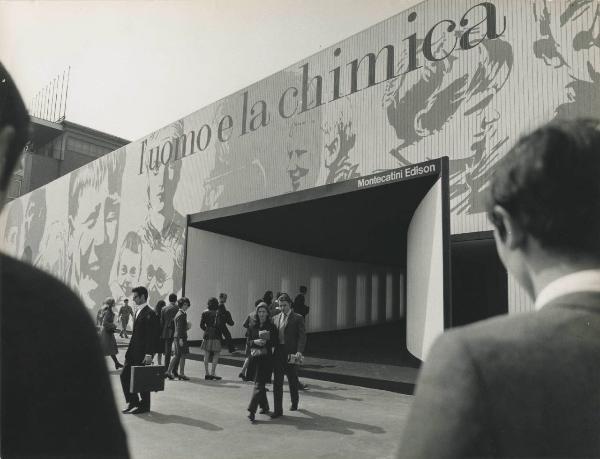 Milano - Fiera campionaria del 1969 - Padiglione Montedison - Mostra "l'uomo e la chimica" - Esterno - Ingresso - Visitatori