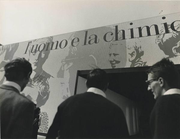 Milano - Fiera campionaria del 1969 - Padiglione Montedison - Mostra "l'uomo e la chimica" - Esterno - Ingresso - Visitatori - Dettaglio