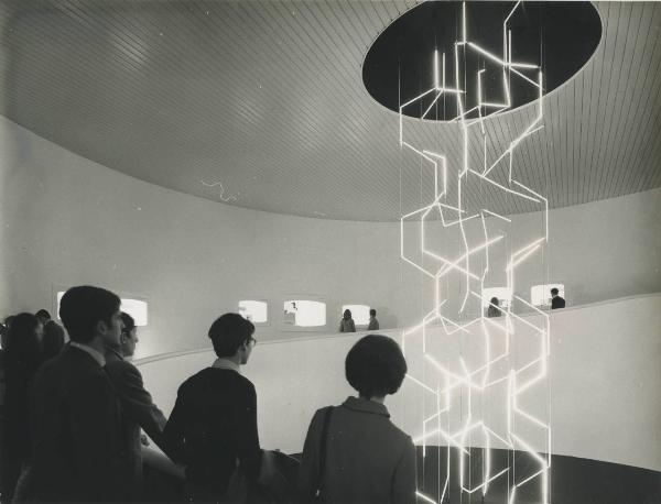 Milano - Fiera campionaria del 1969 - Padiglione Montedison - Mostra "l'uomo e la chimica" - Interno - Installazione Luminosa - Visitatori