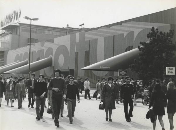 Milano - Fiera campionaria del 1970 - Padiglione Montedison - Mostra "Le produzioni del Gruppo Montecatini Edison per l'agricoltura" - Esterno - Visitatori