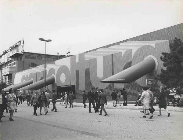 Milano - Fiera campionaria del 1970 - Padiglione Montedison - Mostra "Le produzioni del Gruppo Montecatini Edison per l'agricoltura" - Esterno - Visitatori