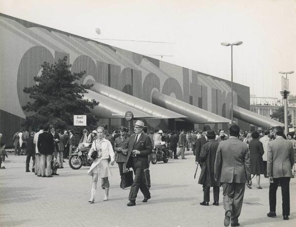 Milano - Fiera campionaria del 1970 - Padiglione Montedison - Mostra "Le produzioni del Gruppo Montecatini Edison per l'agricoltura" - Esterno - Visitatori