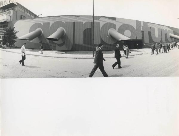 Milano - Fiera campionaria del 1970 - Padiglione Montedison - Mostra "Le produzioni del Gruppo Montecatini Edison per l'agricoltura" - Esterno - Visitatori