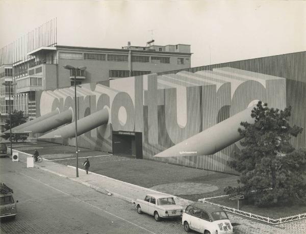 Milano - Fiera campionaria del 1970 - Padiglione Montedison - Mostra "Le produzioni del Gruppo Montecatini Edison per l'agricoltura" - Esterno