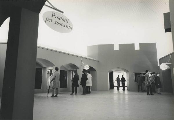 Milano - Fiera campionaria del 1970 - Padiglione Montedison - Mostra "Le produzioni del Gruppo Montecatini Edison per l'agricoltura" - Interno - Prodotti per zootecnia - Visitatori