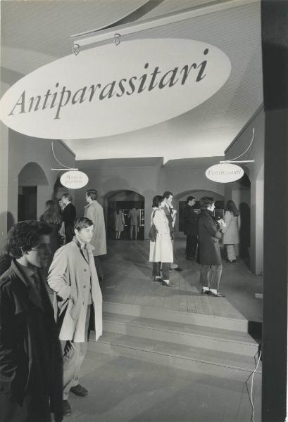 Milano - Fiera campionaria del 1970 - Padiglione Montedison - Mostra "Le produzioni del Gruppo Montecatini Edison per l'agricoltura" - Interno - Antiparassitari - Visitatori