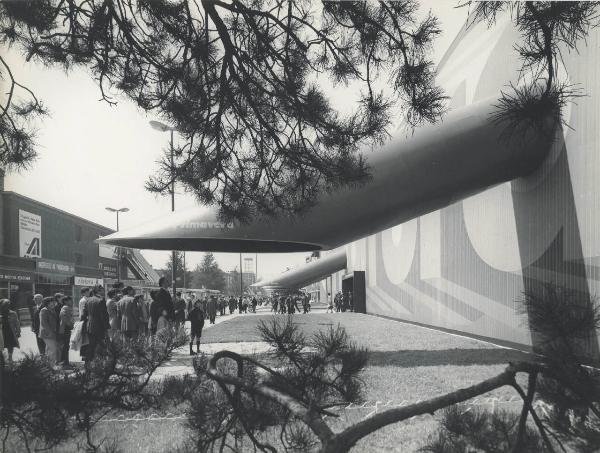 Milano - Fiera campionaria del 1970 - Padiglione Montedison - Mostra "Le produzioni del Gruppo Montecatini Edison per l'agricoltura" - Esterno - Visitatori