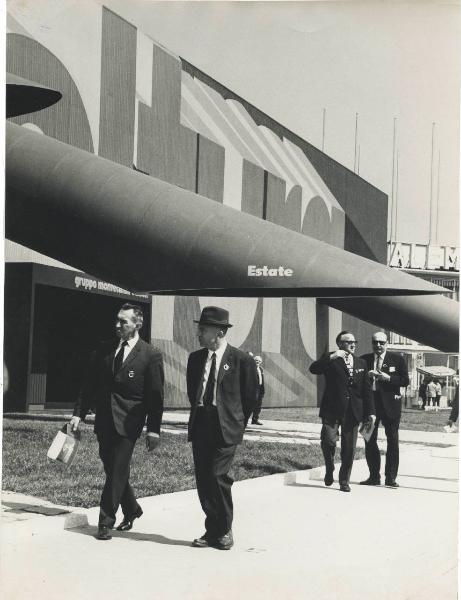 Milano - Fiera campionaria del 1970 - Padiglione Montedison - Mostra "Le produzioni del Gruppo Montecatini Edison per l'agricoltura" - Esterno - Visitatori