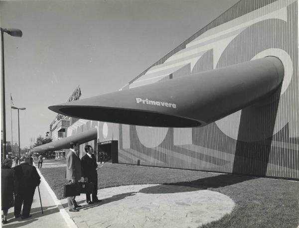 Milano - Fiera campionaria del 1970 - Padiglione Montedison - Mostra "Le produzioni del Gruppo Montecatini Edison per l'agricoltura" - Esterno - Visitatori