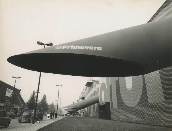 Milano - Fiera campionaria del 1970 - Padiglione Montedison - Mostra "Le produzioni del Gruppo Montecatini Edison per l'agricoltura" - Esterno - Visitatori