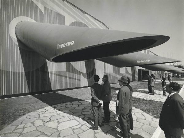 Milano - Fiera campionaria del 1970 - Padiglione Montedison - Mostra "Le produzioni del Gruppo Montecatini Edison per l'agricoltura" - Esterno - Visitatori