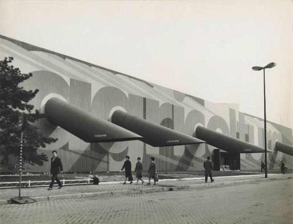 Milano - Fiera campionaria del 1970 - Padiglione Montedison - Mostra "Le produzioni del Gruppo Montecatini Edison per l'agricoltura" - Esterno - Visitatori