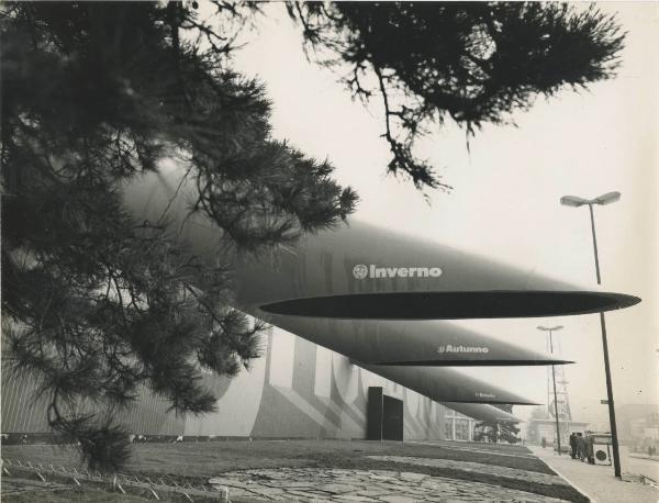 Milano - Fiera campionaria del 1970 - Padiglione Montedison - Mostra "Le produzioni del Gruppo Montecatini Edison per l'agricoltura" - Esterno