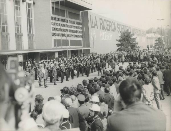 Milano - Fiera campionaria del 1971 - Inaugurazione - Presidente della Repubblica Giuseppe Saragat - Palazzo delle Nazioni - Padiglione Montedison - Banda musicale - Carabinieri