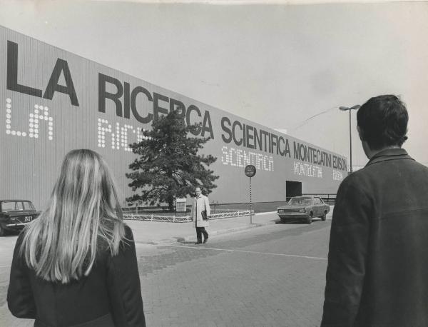 Milano - Fiera campionaria del 1971 - Padiglione Montedison - Esterno - Visitatori