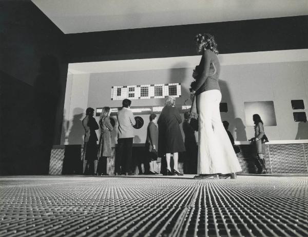 Milano - Fiera campionaria del 1971 - Padiglione Montedison - Interno - Visitatori