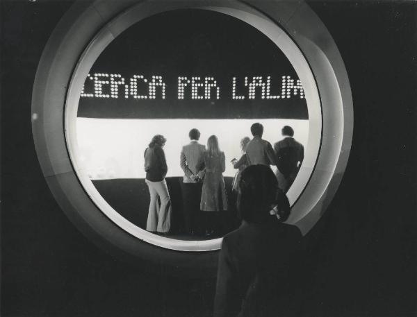 Milano - Fiera campionaria del 1971 - Padiglione Montedison - Interno - Pannello "la ricerca per l'alimentare" - Visitatori