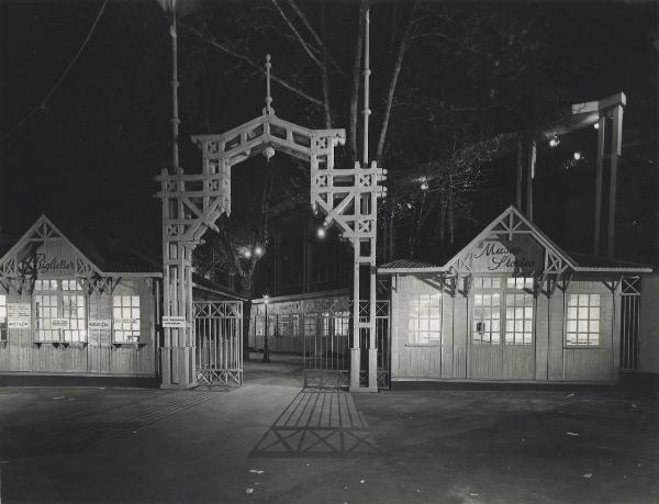 Milano - Fiera campionaria del 1972 - Ricostruzione dei padiglioni espositivi - Arco in legno dell'ingresso ai bastioni di porta Venezia