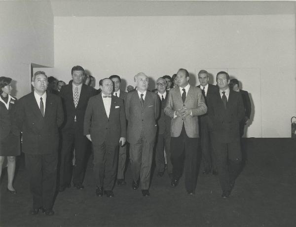 Milano - Fiera campionaria del 1972 - Padiglione Montedison - Interno - Visita del ministro Camillo Ripamonti - Giuliano Boetani