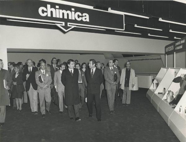 Milano - Fiera campionaria del 1972 - Padiglione Montedison - Interno - Visita del sindaco Aldo Aniasi - Giuliano Boetani