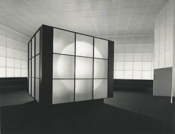 Milano - Fiera campionaria del 1972 - Padiglione Montedison - Interno - Installazione cubica luminosa