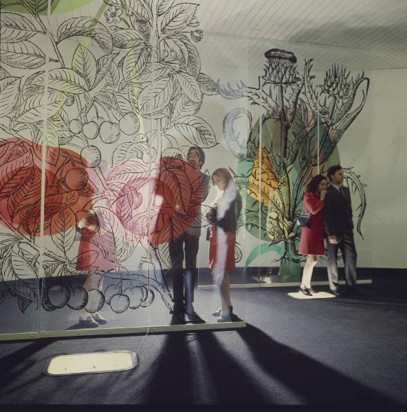 Milano - Fiera campionaria del 1969 - Padiglione Montedison - Mostra "l'uomo e la chimica" - Interno - Pannelli decorativi - Visitatori