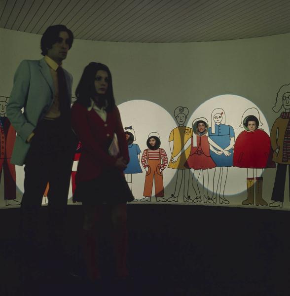 Milano - Fiera campionaria del 1969 - Padiglione Montedison - Mostra "l'uomo e la chimica" - Interno - Pannelli con sagome - Visitatori