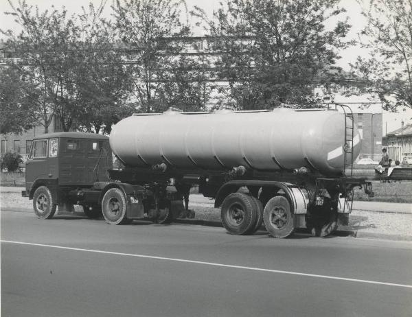 Milano - Materie plastiche - Resina poliestere - Gabraster - Autocisterna