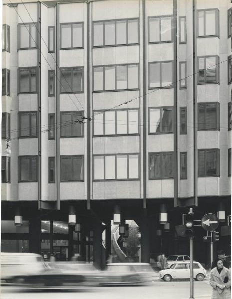 Milano - Corso Vittorio Emanuele II - DIMM (Divisione Minerali e Metalli) - Edificio per uffici - Alluminio - Serramenti