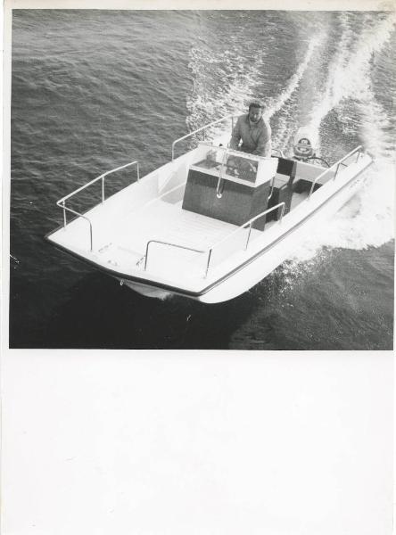 Milano - Fiera campionaria del 1973 - Padiglione Montedison - Riproduzione di pannello espositivo - Materie plastiche - Imbarcazione a motore
