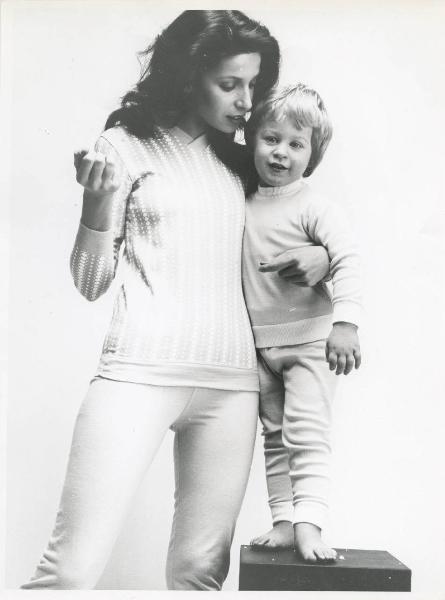 Milano - Fiera campionaria del 1973 - Padiglione Montedison - Riproduzione di pannello espositivo - Fibre chimiche - Pigiami - Modella con bambino