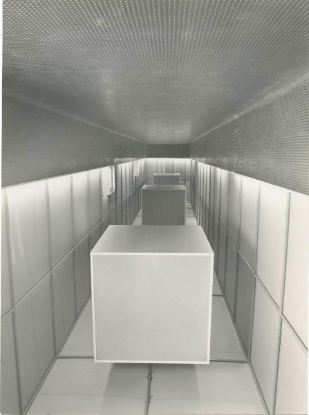 Milano - Fiera campionaria del 1978 - Interno di una sala - Installazione con cubi