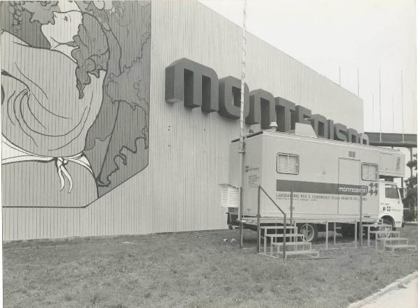 Milano - Fiera campionaria del 1978 - Padiglione Montedison - Esterno - Laboratorio mobile per il controllo della qualità dell'aria