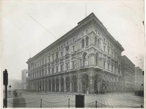 Milano - Piazza del Duomo - Palazzo - Esterno
