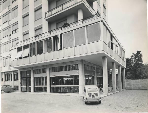 Milano - Società Assicuratrice Industriale (S.A.I) - Esterno - Automobile Fiat 500