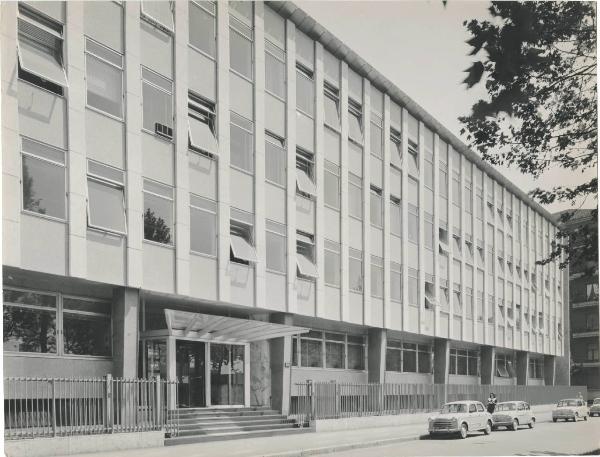 Milano - Viale Certosa - Società Bayer - Esterno - Automobili