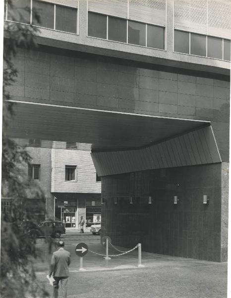 Milano - Riunione Adriatica di Sicurtà (RAS) - Esterno - Ingresso