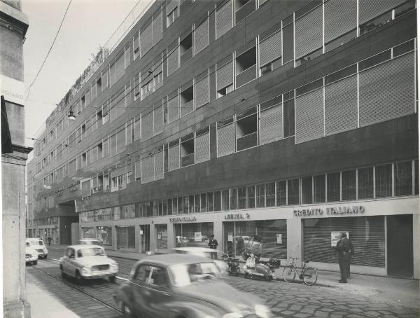 Milano - Riunione Adriatica di Sicurtà (RSA) - Esterno - Automobili