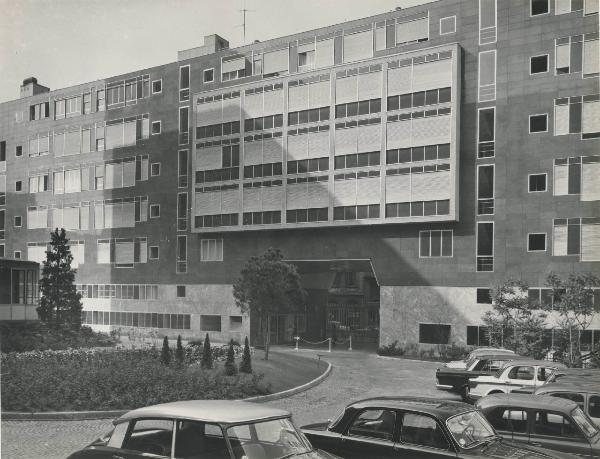 Milano - Riunione Adriatica di Sicurtà - Esterno - Parcheggio - Automobili