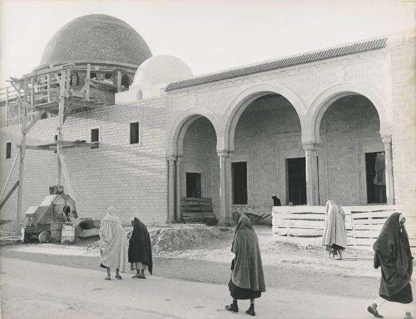 Monastir - Moschea di Bourguiba - Ingresso - Cantiere - Passanti