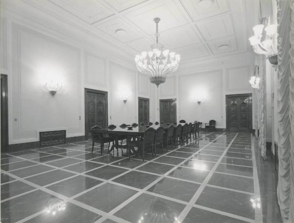 Edificio - Interno - Salone - Marmi - Pavimento - Tavoli con sedie - Quadri