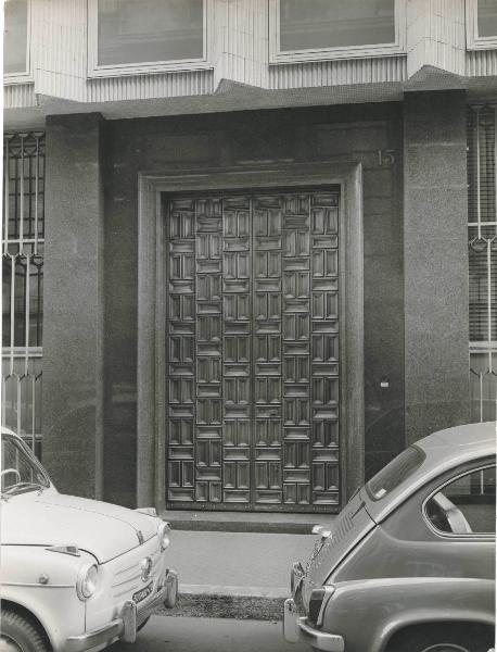 Edificio - Esterno - Portone - Automobili