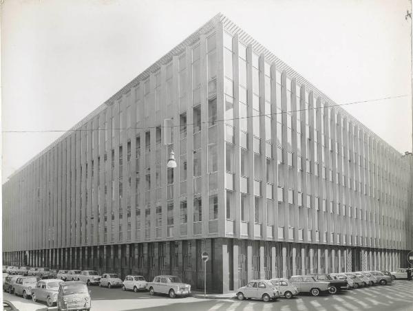 Torino - E.M.S.A. - Edificio per uffici - Esterno - Automobili