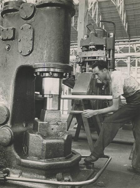 Porto Marghera - Lavorazione Leghe Leggere spa (L.L.L.) - Maglio per appuntatura tubi - Addetto