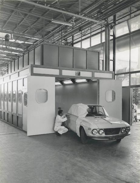 Codogno - Stabilimento - Centro Ricerche Vernici - Laboratorio applicazioni - Finitura carrozzeria - Automobile Lancia Fulvia Coupè - Addetto