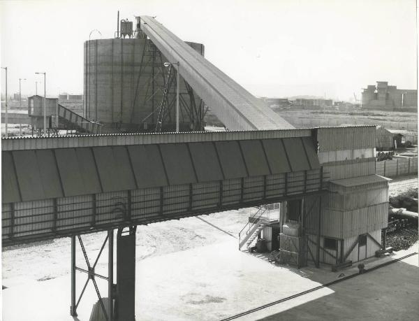 Porto Marghera - Divisione minerali e metalli (DIMM) - Stabilimento di Fusina - Silos stoccaggio allumina - Nastro trasportatore