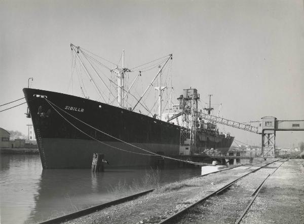 Porto Marghera - Vetrocoke - Settore concimi - Nave sotto carico