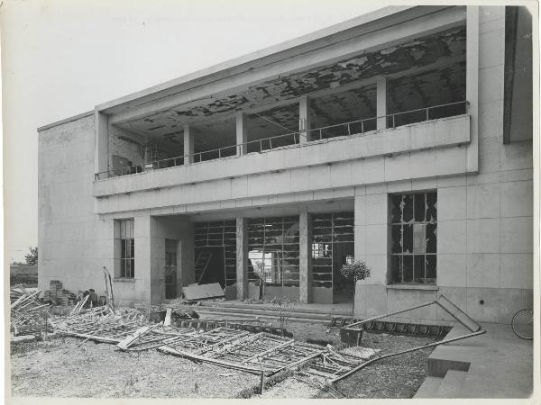 Porto Marghera - Montevecchio Società Italiana del Piombo e dello Zinco - Ingresso sala soggiorno del piano rialzato e balconata del primo piano - Danni bombardamenti aerei